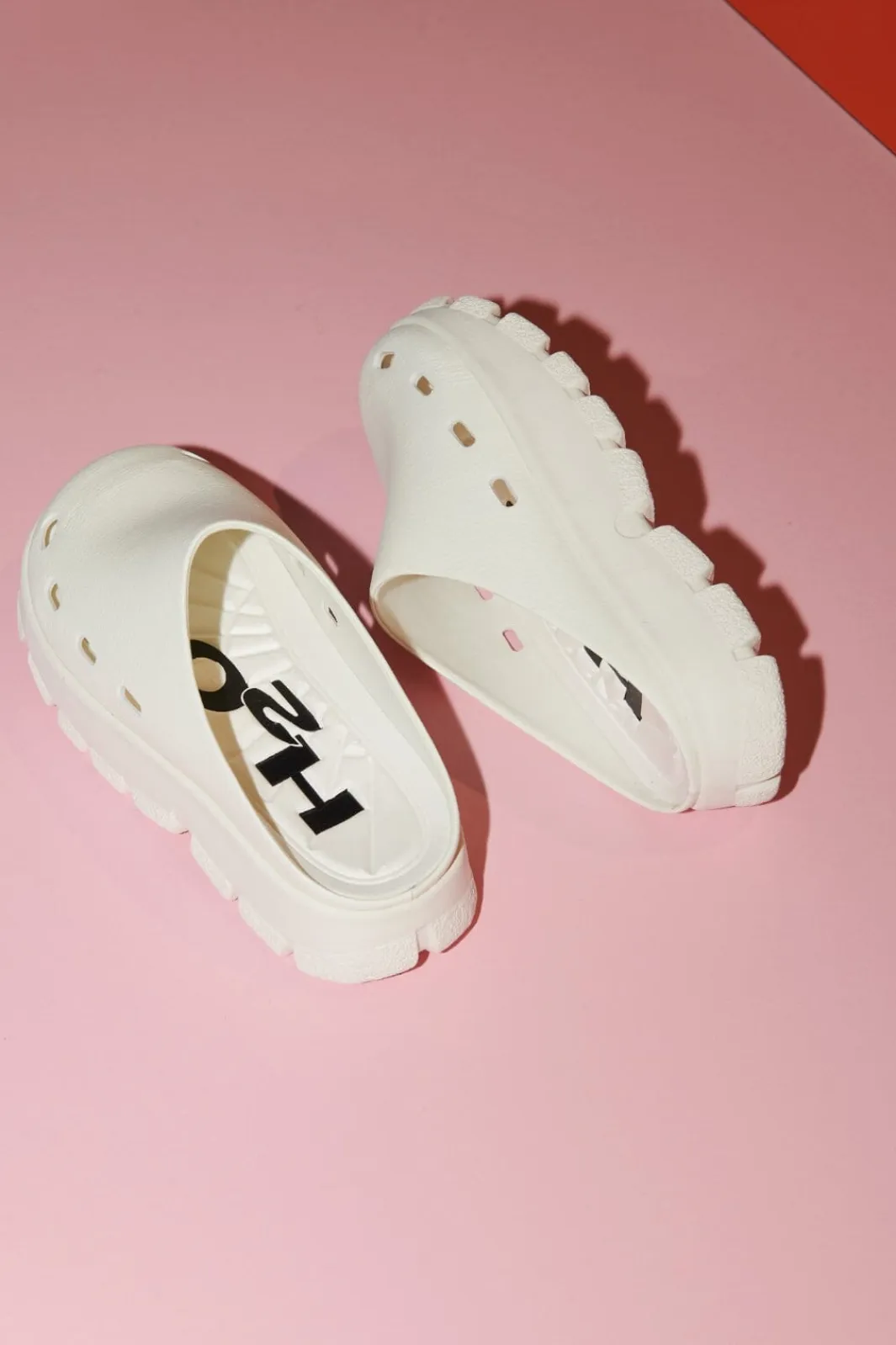 New Trek Closed Sandal Sandaler